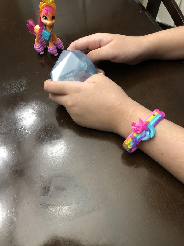 Comes with a bracelet