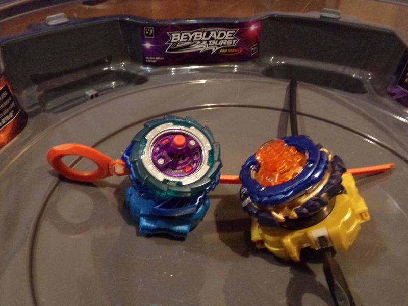 Arena Beyblade Beystadium + Sword Valtryek Vs Wizard Fafnir