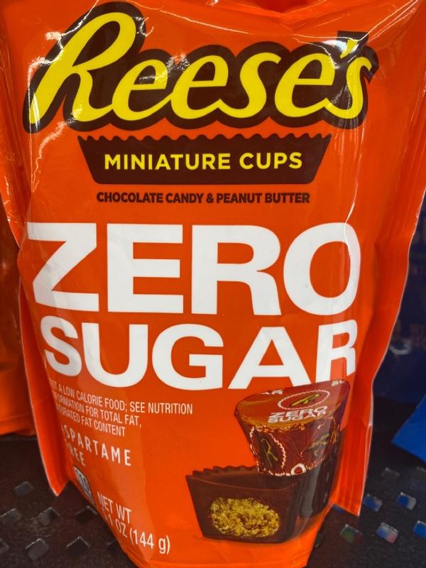 REESE'S Zero Sugar Miniatures Chocolate Candy Peanut Butter Cups, 5.1 oz bag