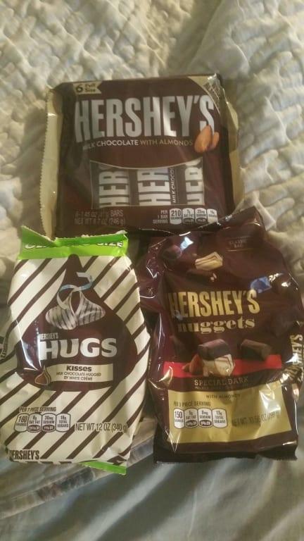 HERSHEY'S HUGS Milk Chocolate Hugged by White Creme Candy Christmas Bag, 1  bag / 10.1 oz - Fry's Food Stores