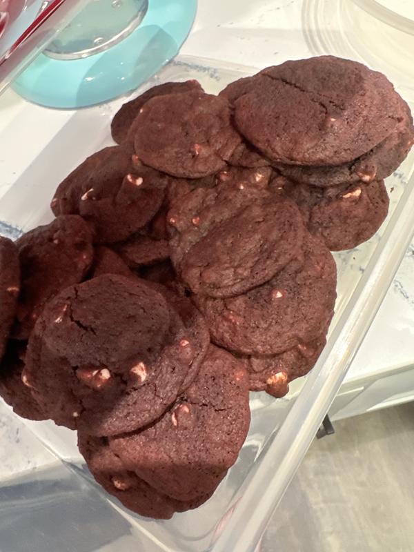 Red Velvet Cookies made with Cream Cheese Chips and filled with Cream Cheese  Frosting 🤤 Find the full recipe on my website, link in bio 🤎