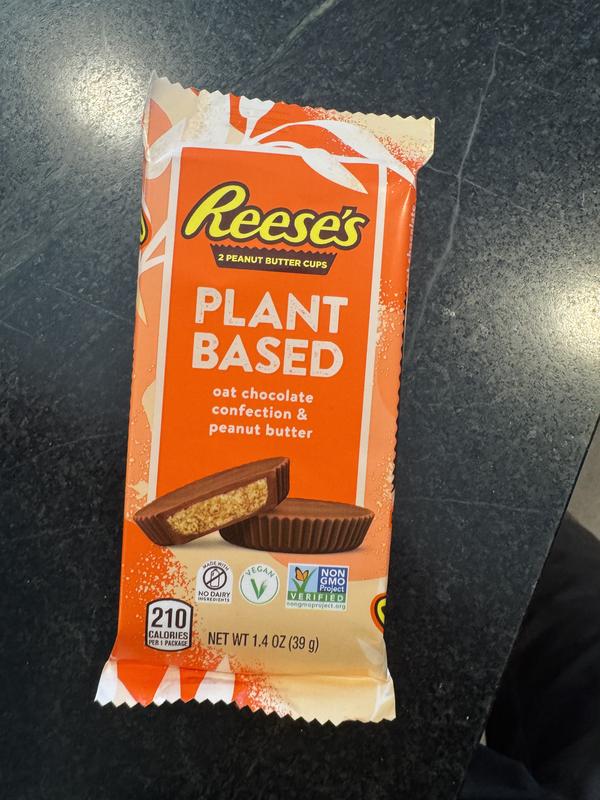 REESE'S Plant Based Miniatures Oat Chocolate Confection & Peanut Butter  Cups, 4.5 oz bag