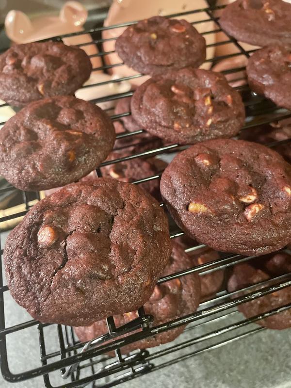 Red Velvet Cookies made with Cream Cheese Chips and filled with Cream Cheese  Frosting 🤤 Find the full recipe on my website, link in bio 🤎