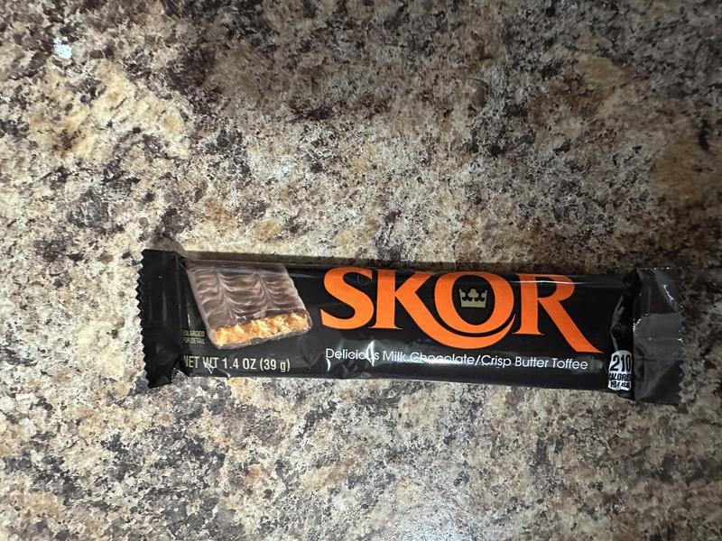 SKOR Crisp Butter Toffee Chocolate Candy Bar Standard Size 1.4oz Candy Bar