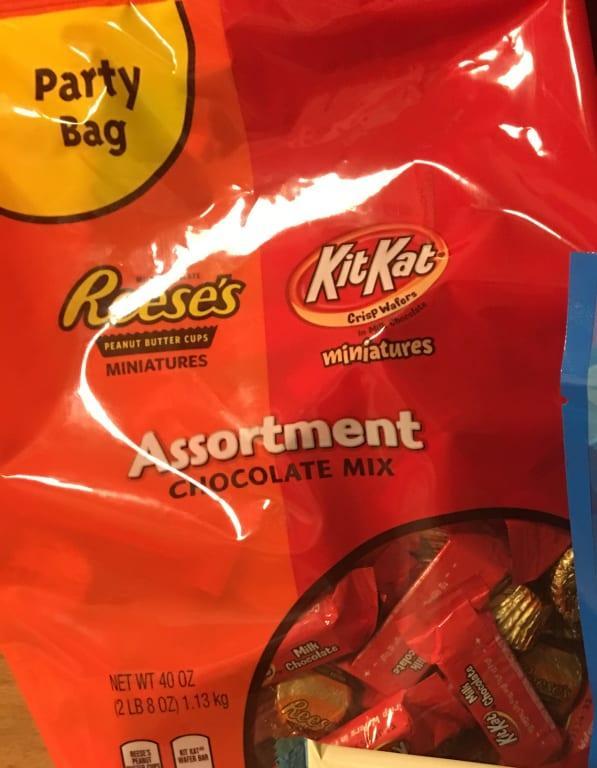 Reese's and Kit Kat Miniatures Assortment Party Pack - 33.36-oz