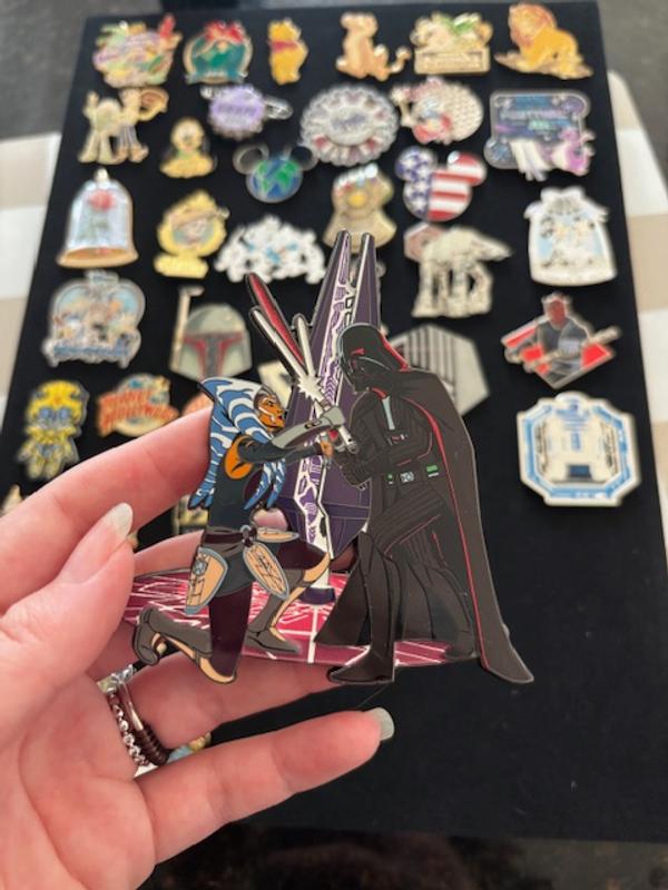 Disney - スターウォーズ　アソーカ・タノ　“Her Universe”　ピンバッジ Her Universe Star Wars Ahsoka & Darth Vader Glow-In-The-Dark