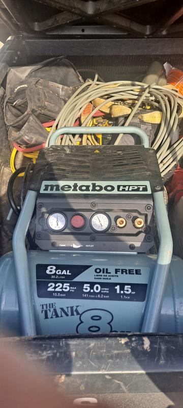 METABO HPT Compresseur d'air Metabo HPT portatif essence type brouette 8  gal 145 lb/po² EC2610EM