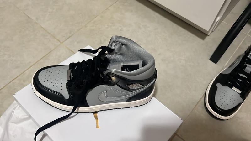 Jordan 1 Mid SE Black/Metallic Silver/Lt Smoke Grey/Sail Women's Shoe -  Hibbett