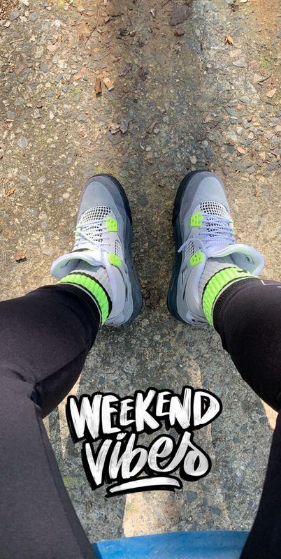 air jordan 4 retro se neon on feet