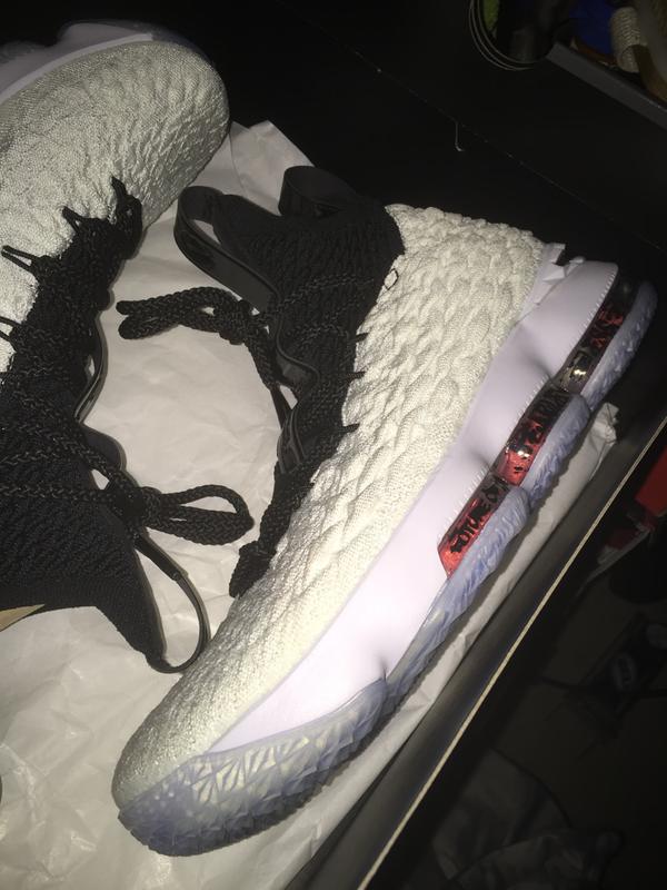 lebron 15 graffiti on feet