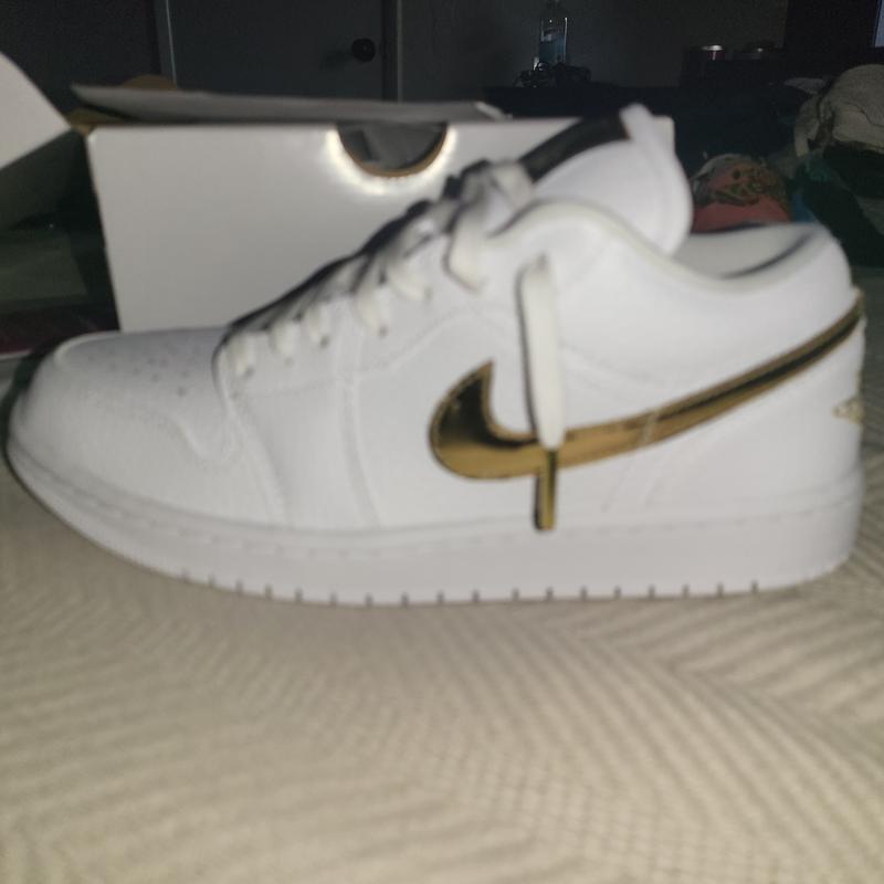 Women's Jordan 1 Low SE White Metallic Gold Shoe | Hibbett