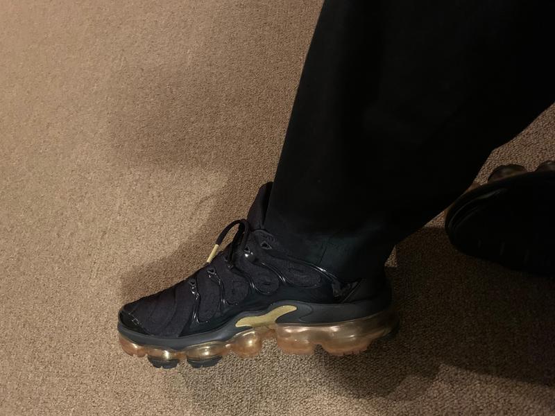 Black and discount gold vapormax plus