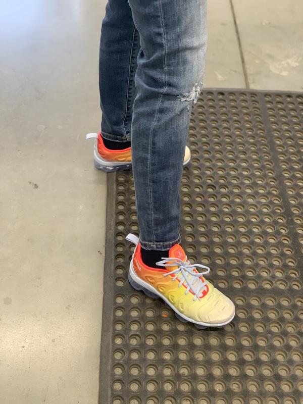 air vapormax plus laser crimson