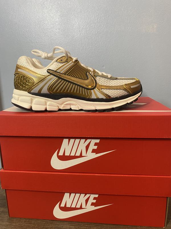 Running Shoe Nike Zoom Vomero 5 Metallic Gold Sail | Hibbett