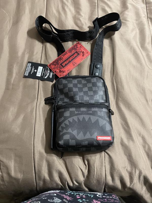 公式完売☆【SPRAYGROUND】HANGOVER ドリップチェックスリング HANGOVER DRIP CHECK SLING – SPRAYGROUND®