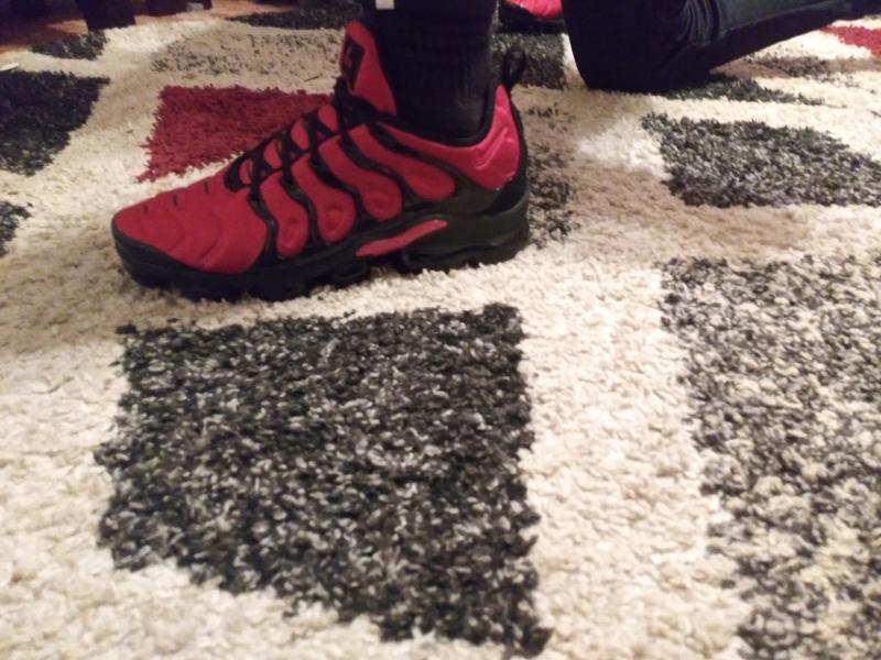 black and red nike vapormax plus