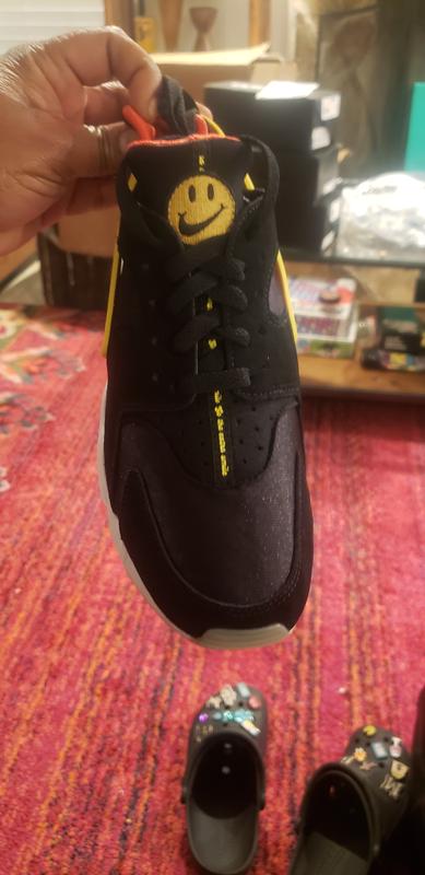 Nike huarache le black and clearance yellow