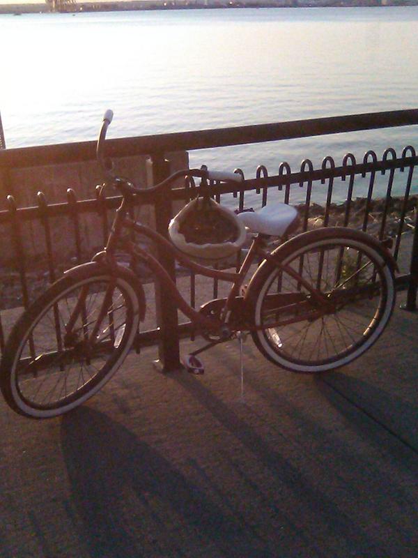 red huffy beach cruiser