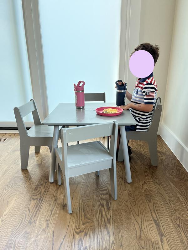 5 year old eating lunch