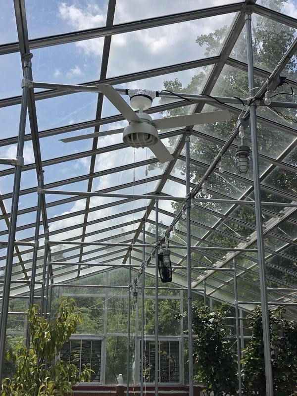 Greenhouse installation to circulate hot air down in the winter