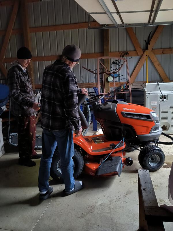 Husqvarna YTH18542 42 in 18.5 HP Gas Riding Lawn Mower 960450059 at Lowes