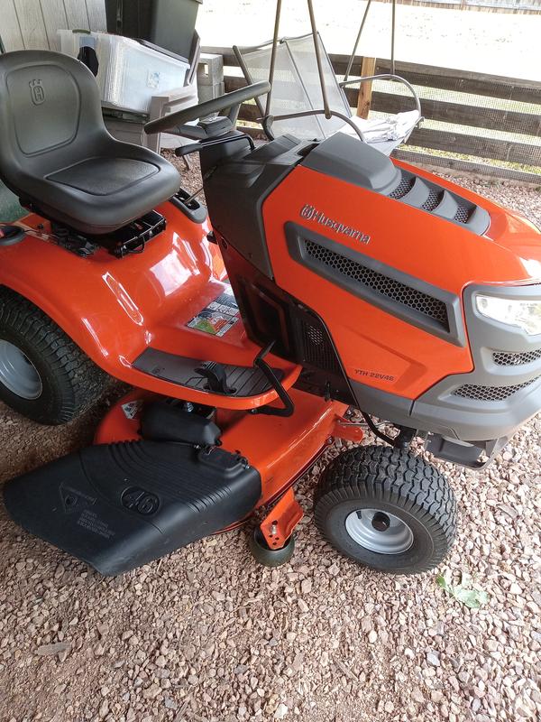 Lowe's husqvarna best sale riding lawn mower