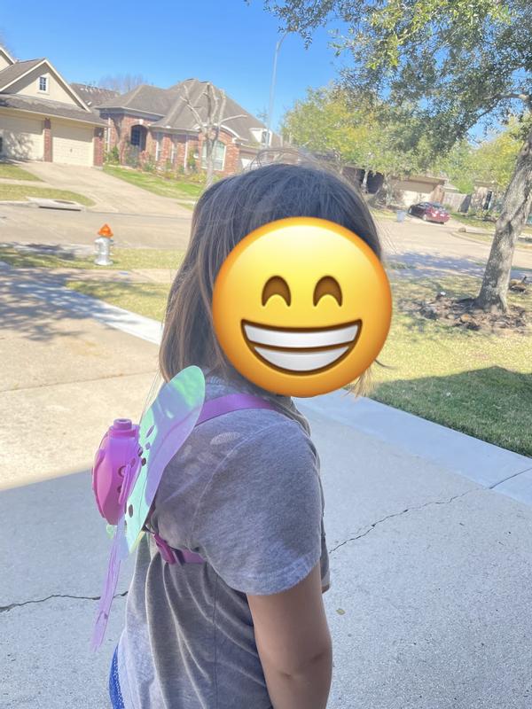 On a 7yo, the straps are tight, which holds the casing snuggly upward (it needs to lean back a little for bubbles to work)