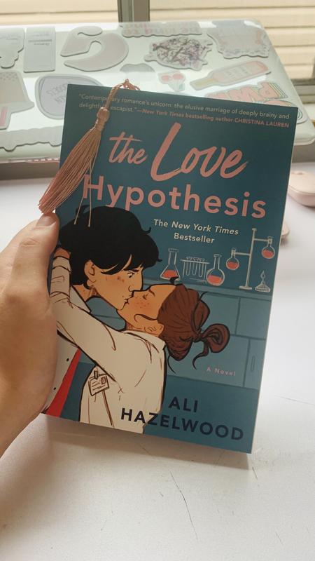 The Love Hypothesis: 9780593336823: Hazelwood, Ali: Books 