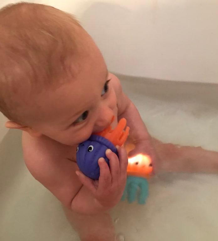 glowing bath toys