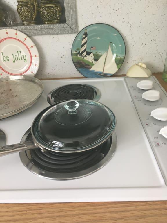 ENGLISH SILVER” ELECTRIC CASSEROLE DISH W/LID & 1.5 QT PYREX GLASSWARE