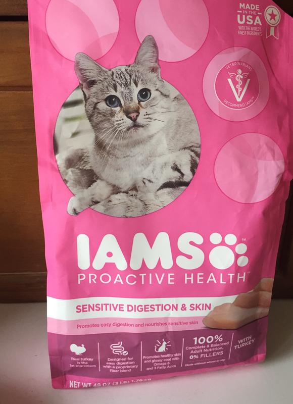 IAMS PROACTIVE HEALTH Adult Sensitive Digestion Skin Dry Cat Food with Turkey Cat Kibble 6 lb. Bag