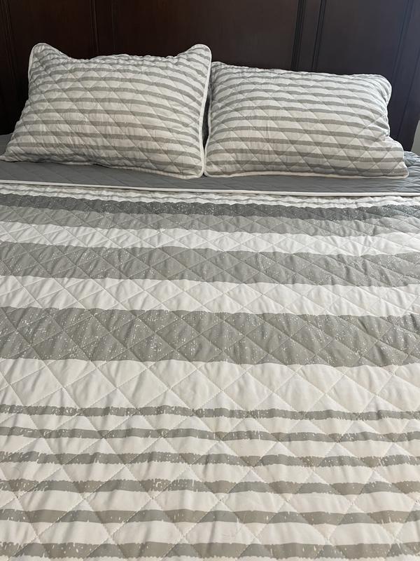 The solid gray at the top is simply the other side of the quilt.