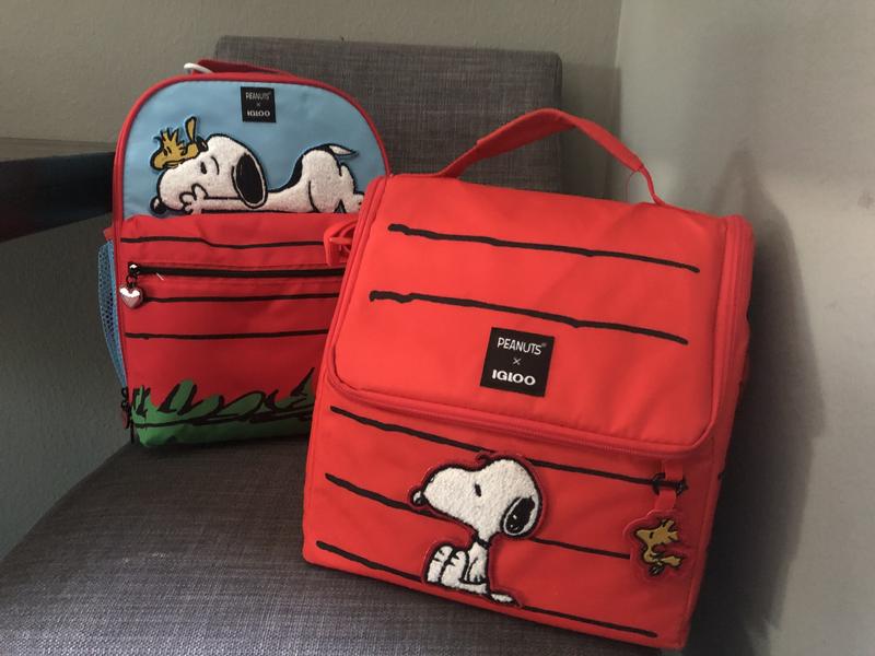 Snoopy Mini Convertible Backpack Cooler | Igloo display picture 3