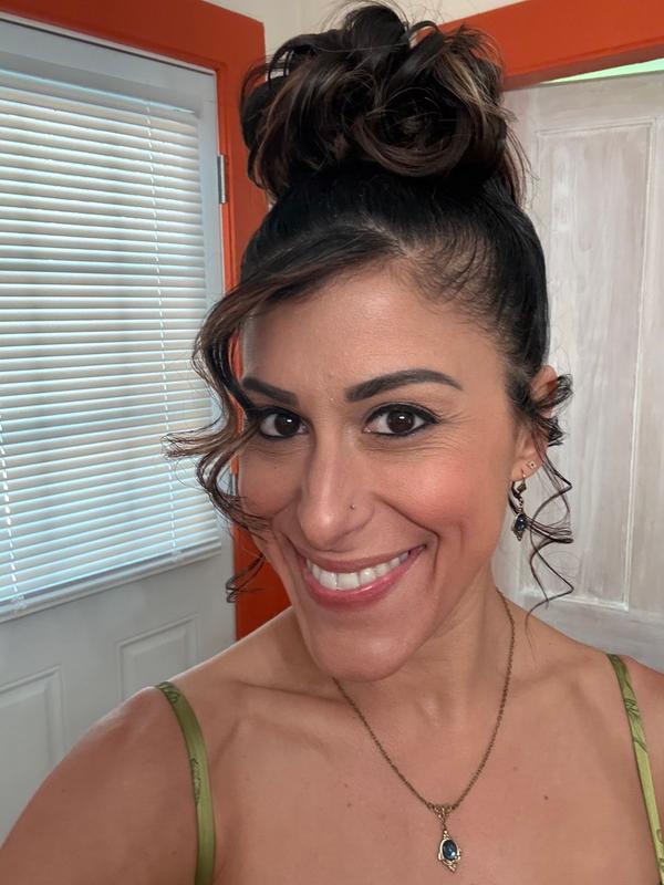 Customer photo for "Perfect match for dark brown brows"