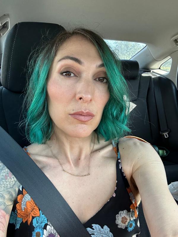 Customer photo for "Beautiful shades, well pigmented"