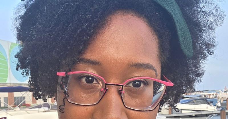 Customer photo for "Easy to use. Appears well on darker skintones"