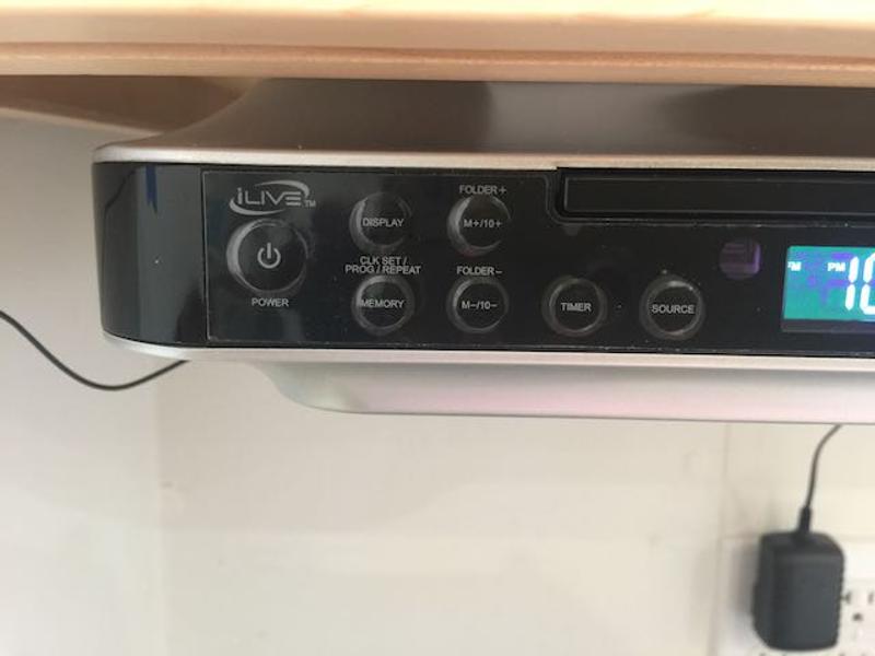 iLive Radio Bluetooth para debajo del gabinete de cocina con reproductor de  CD, sistema de altavoz inalámbrico Bluetooth, cuenta con radio FM con 20