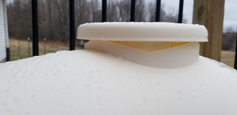 Air vent on top is easy to open and close. (Shown here open)