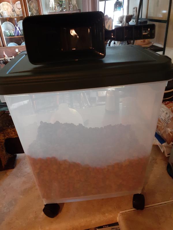 Dog food container