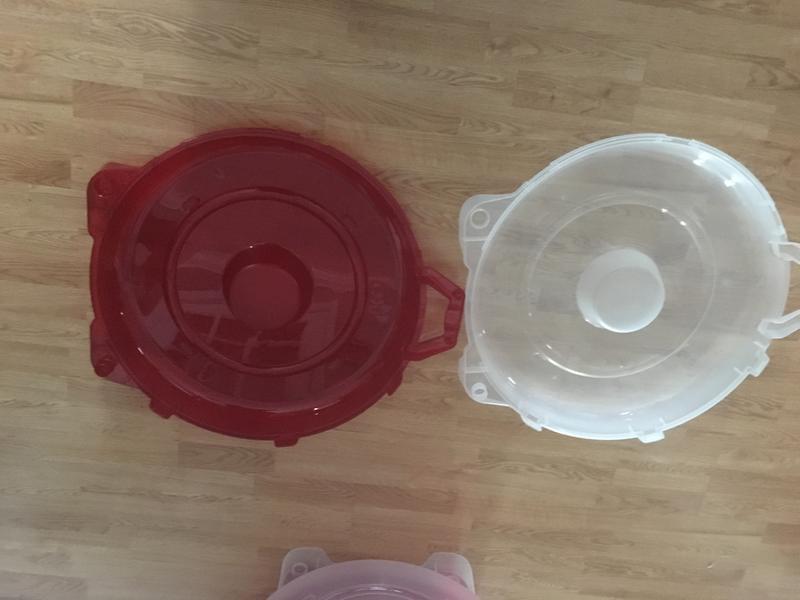 2 halves come apart for easy storage of wreath and one side is transparent so I can see which wreath is inside!