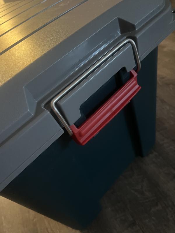 Heavy duty buckles to make sure lid stays in place