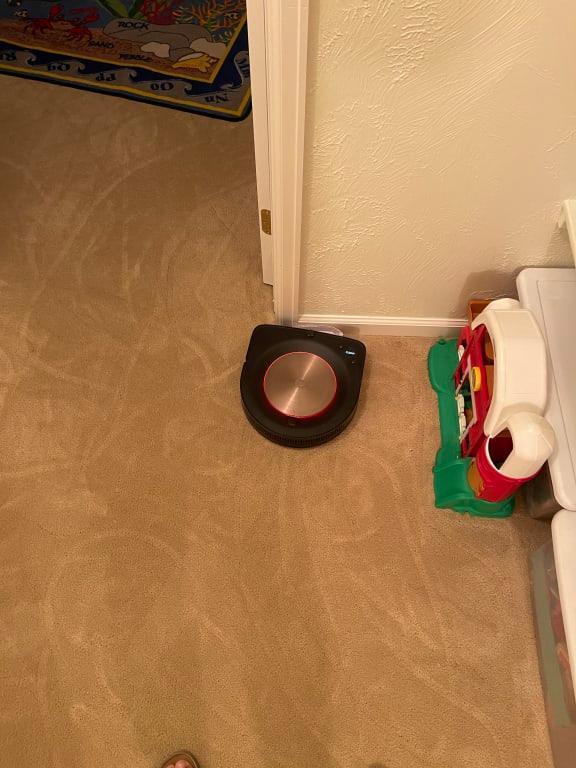 Unable to dock, can not find its way through the door.