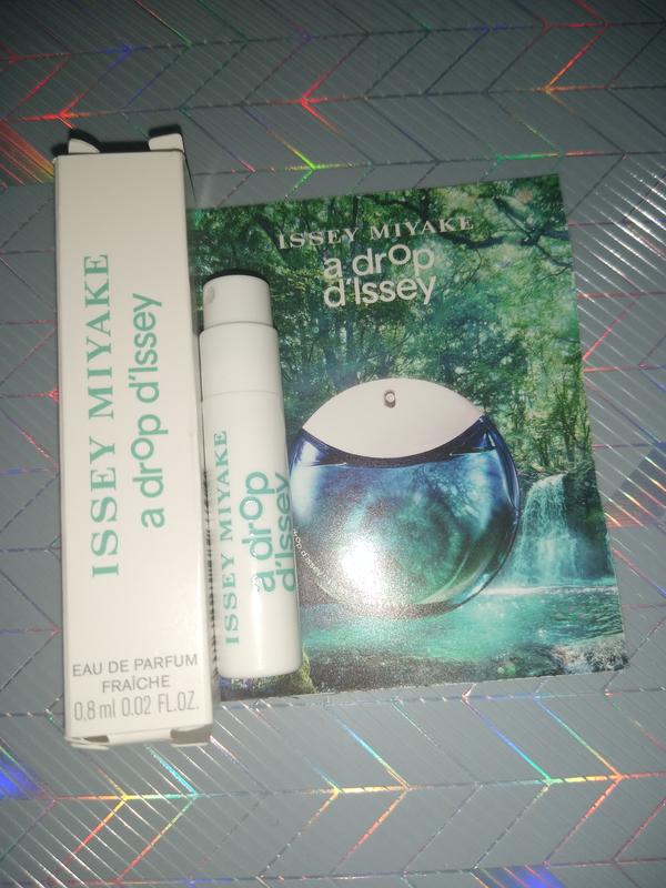 A view of the overall perfume packaging