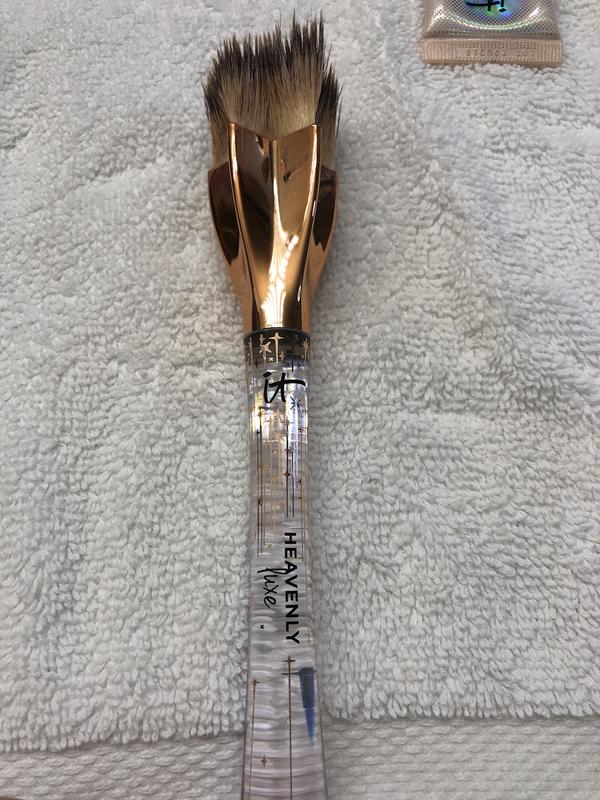 It cosmetics store RARE STAR foundation brush