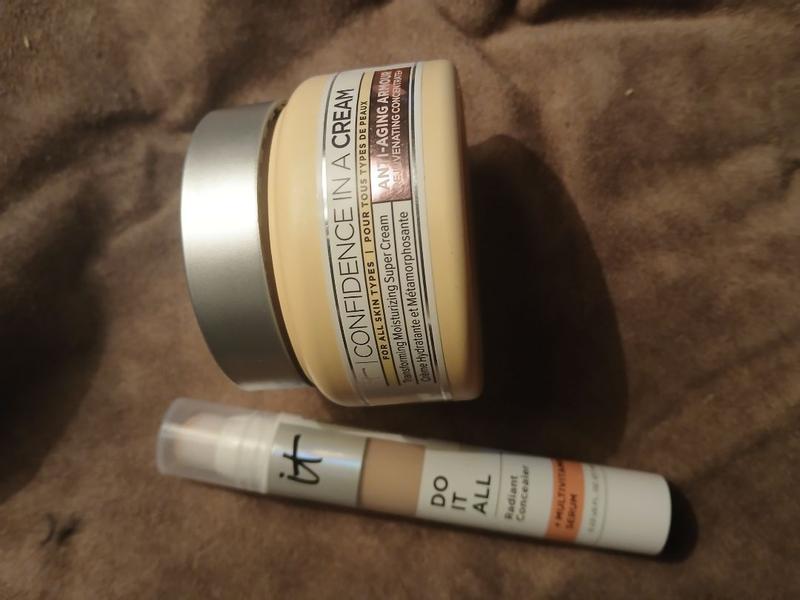 Confidence in a Cream Anti-Aging Hydrating Moisturizer - IT Cosmetics