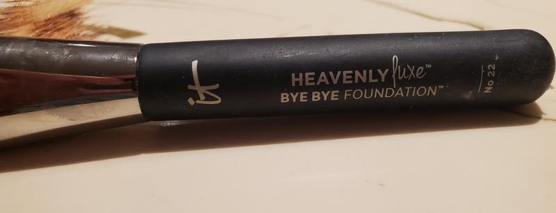  IT Cosmetics Heavenly Luxe Bye Bye Foundation Brush #22 -  Unique, Triangle-Shaped Brush Head for Even Application - With  Award-Winning Heavenly Luxe Hair - Pro-Hygienic & Ideal for Sensitive Skin 