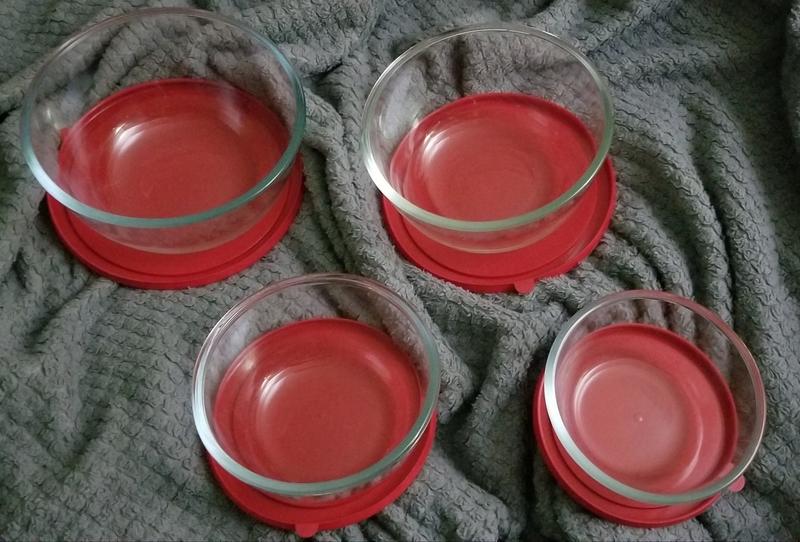 JoyJolt Joyful Red 4-Glass Mixing Bowls Set with Airtight Lids