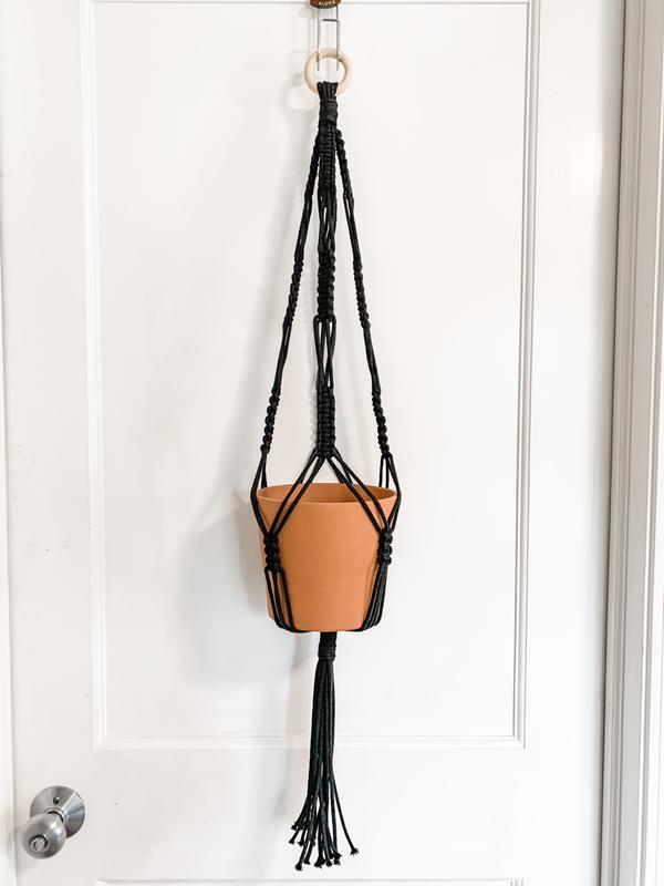 I just ordered 3mm macrame cord to make myself a backpack with. Anyone with  experience able to point me to the right hook size? I haven't seen it live,  so can't picture