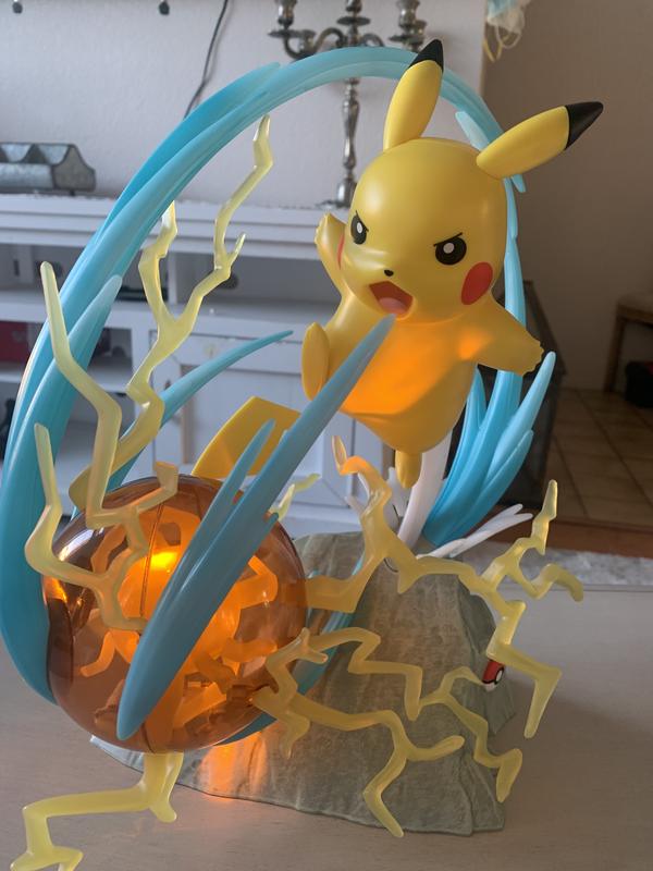 Pokemon Pikachu Deluxe Collector Statue Figure - Light FX - Authentic  Details Collectibles for Fans Everywhere