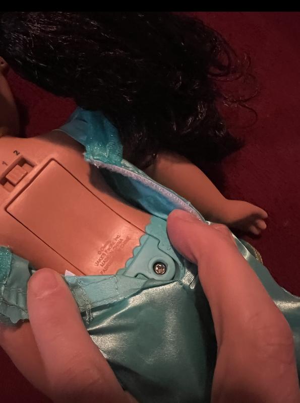 The back of the doll and language switch